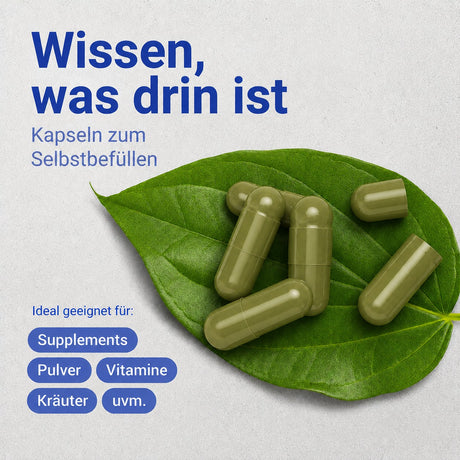 Grüne Kapseln auf grünem Blatt, geeignet für Supplements, Pulver, Vitamine und Kräuter; Text: Wissen, was drin ist