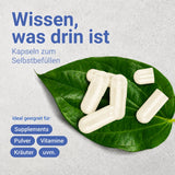 Kapseln auf grünem Blatt, geeignet für Supplements, Pulver, Vitamine und Kräuter; Text: Wissen, was drin ist