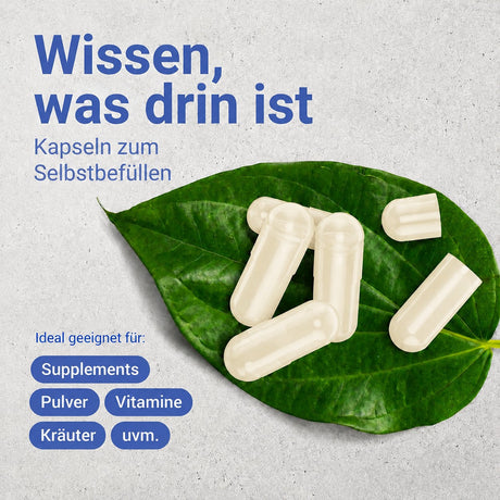 Weiße Kapseln auf grünem Blatt, geeignet für Supplements, Pulver, Vitamine und Kräuter; Text: Wissen, was drin ist