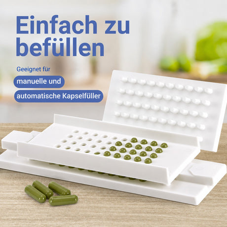 Kapselfüller mit befüllten günen Kapseln, die Kapseln sind geeignet für manuelle und automatische Befüllung