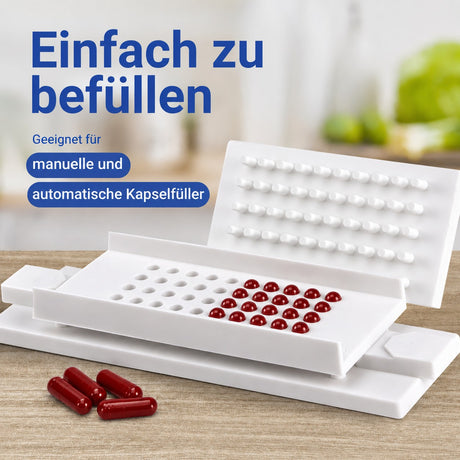 Kapselfüller mit befüllten roten Kapseln, die Kapseln sind geeignet für manuelle und automatische Befüllung