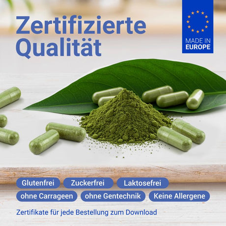 Grünes Pulver und Kapseln auf einem Blatt, Hinweis auf zertifizierte Qualität aus Europa. Das Produkt ist glutenfrei, zuckerfrei, laktosefrei, ohne Carrageen, ohne Gentechnik und allergenfrei.