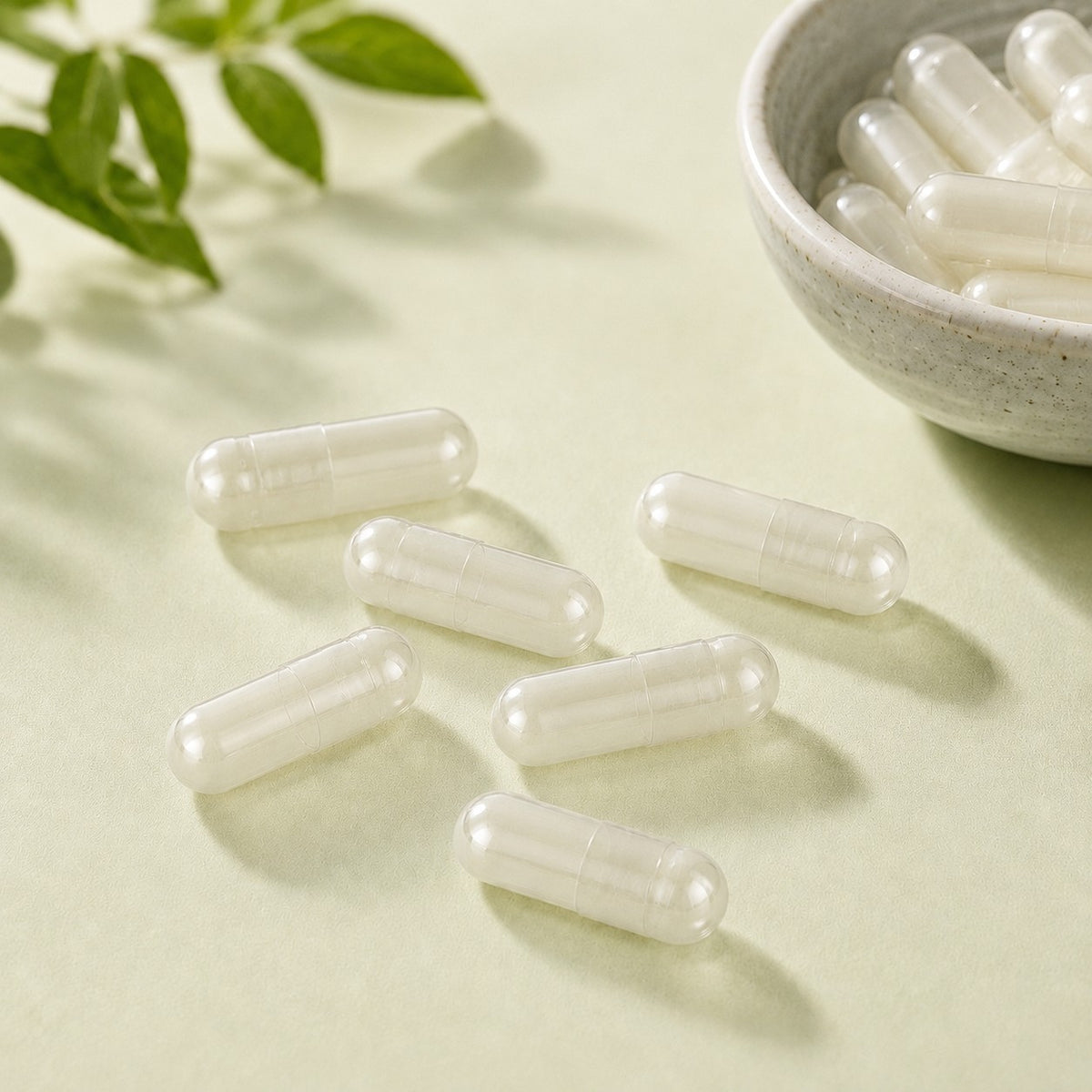 Bild mit einigen weißen leeren Kapseln aus Gelatine